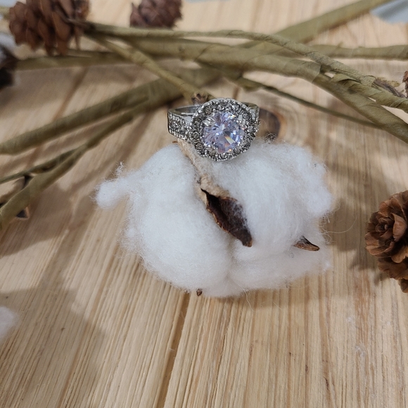 🎉🎉NEW🎉🎉LUXURIOUS!! Round CZ Ring in SILVER Plating - Picture 14 of 16